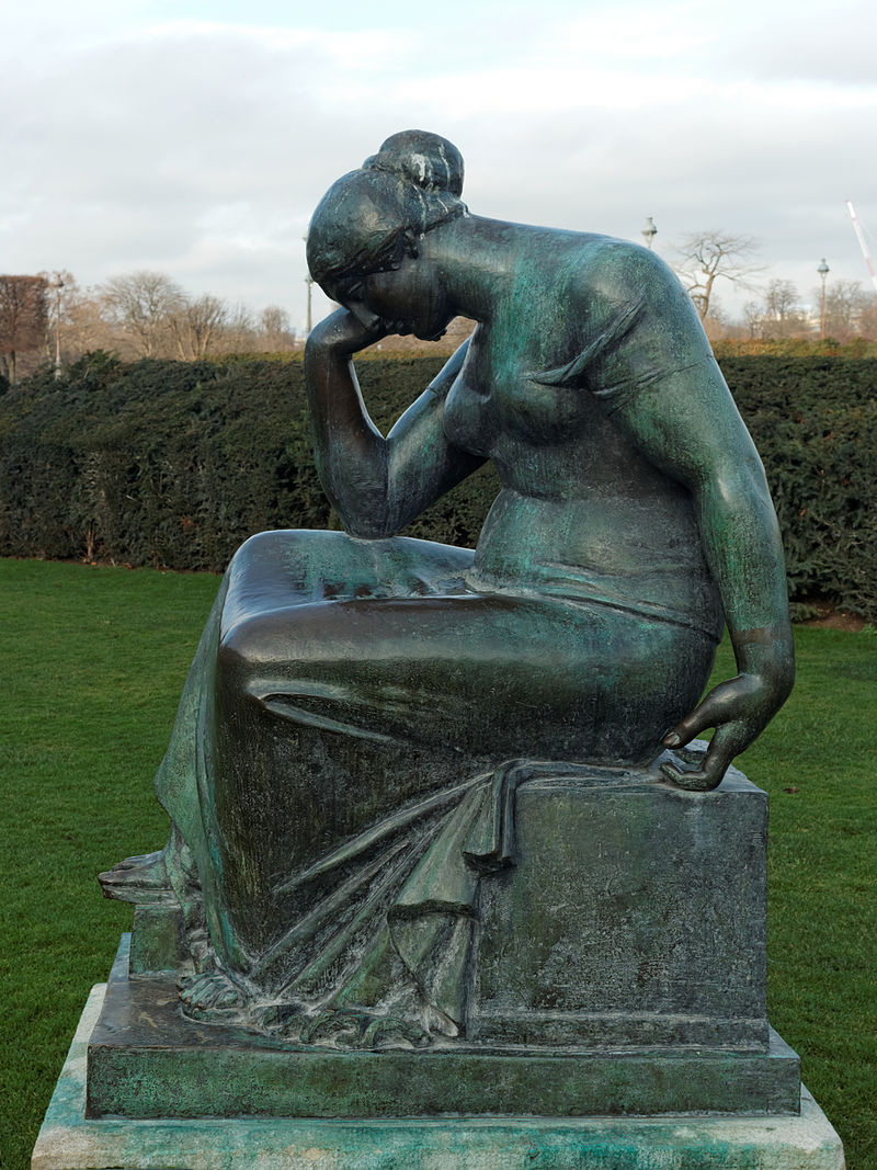 La_Douleur_by_Aristide_Maillol_(Tuileries)_02.jpg