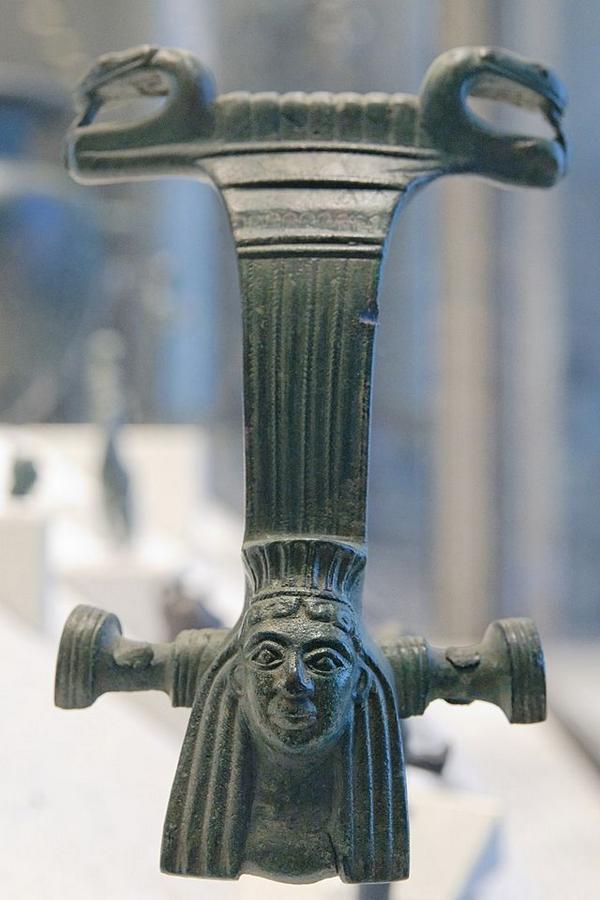 Laconian_handle_Louvre_Br2645.jpg