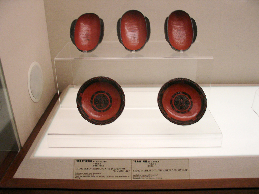 Lacquer_flanged_cups_and_dishes.jpg