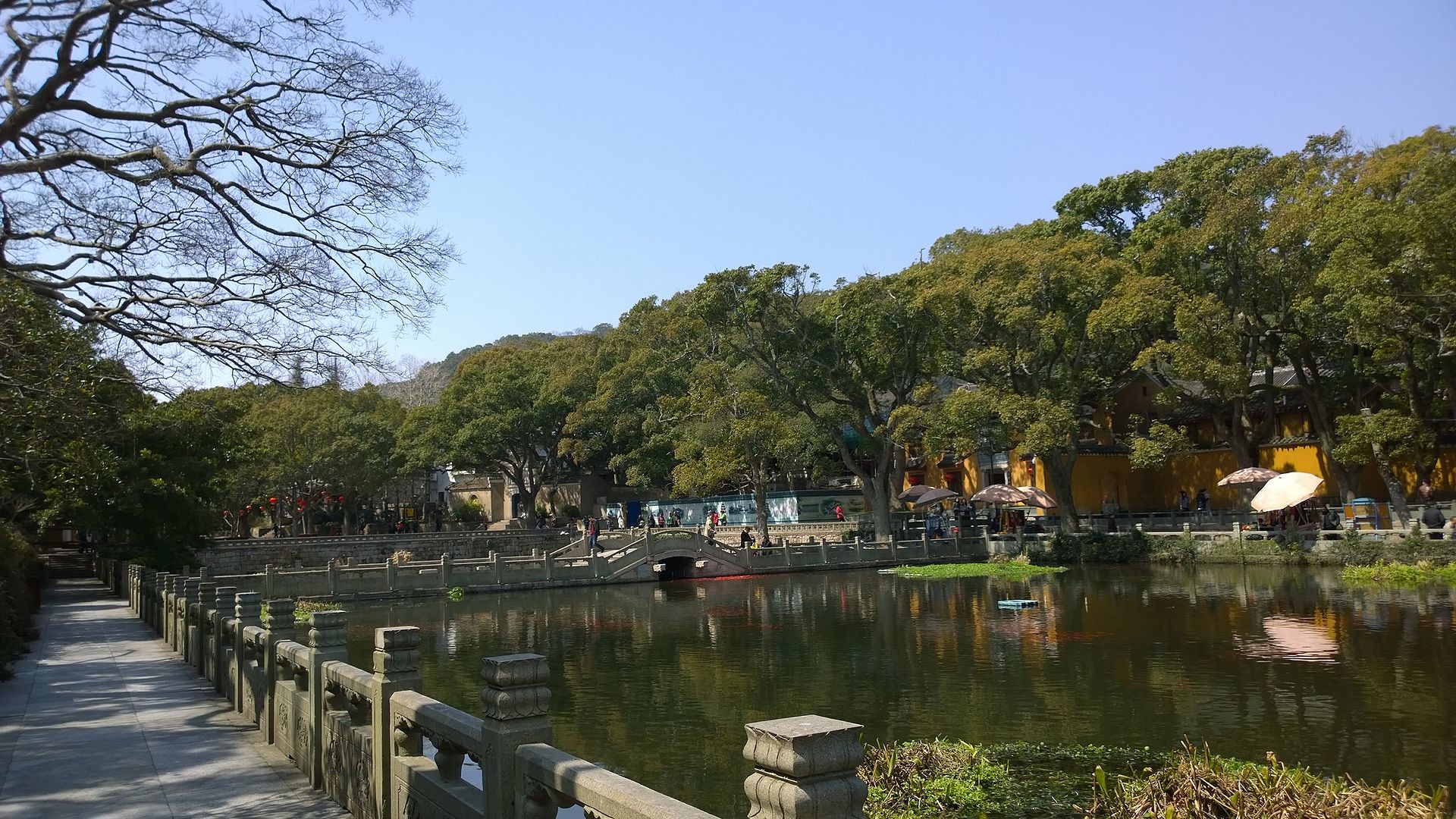 Lake_at_Puji_Temple_3.jpg