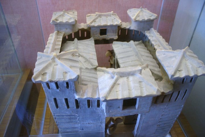 Late_Eastern_Han_pottery_castle2.JPG