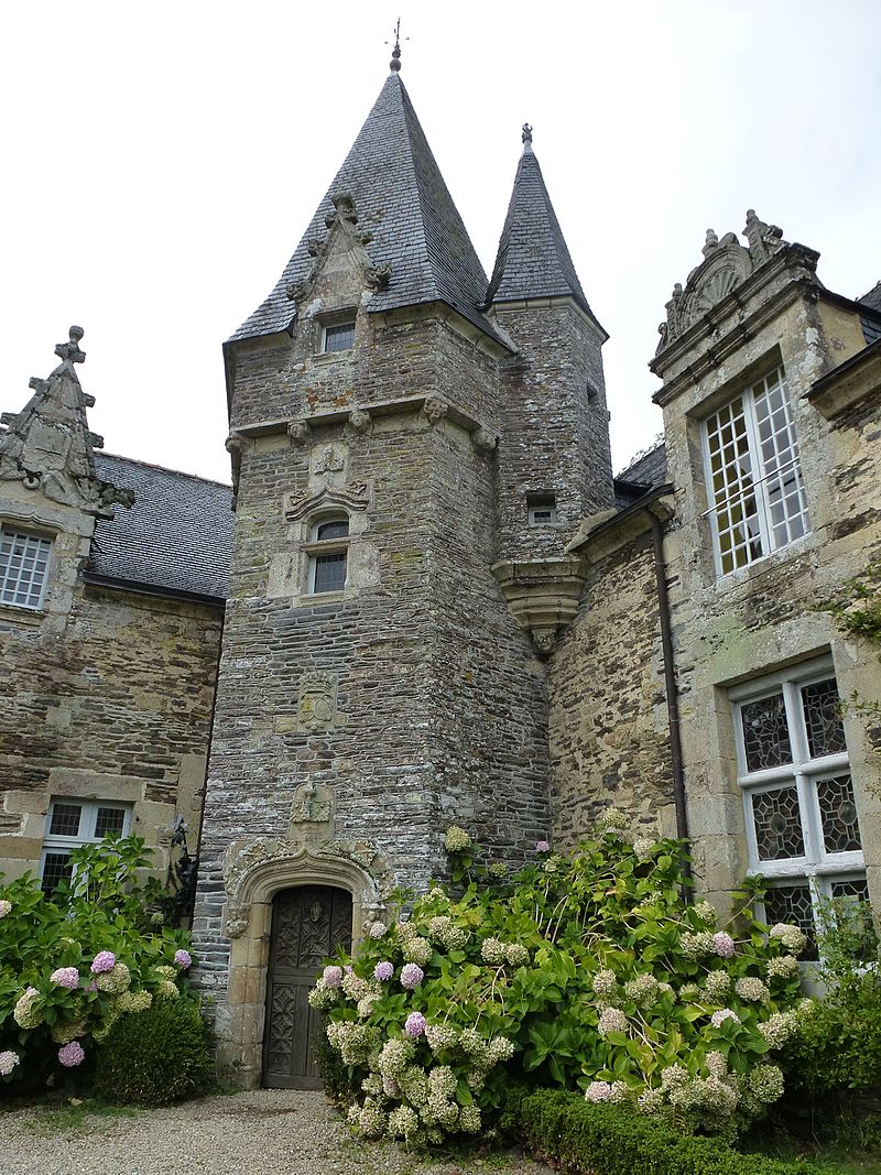Le_chateau_de_rochefort-en-terre_-_panoramio.jpg