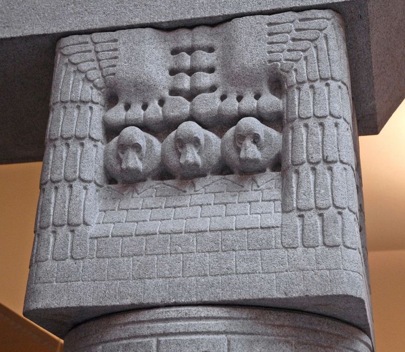 Le_hall_jugenstil_de_l'Uschakoff_Building_(Helsinki)_chapiteau.jpg