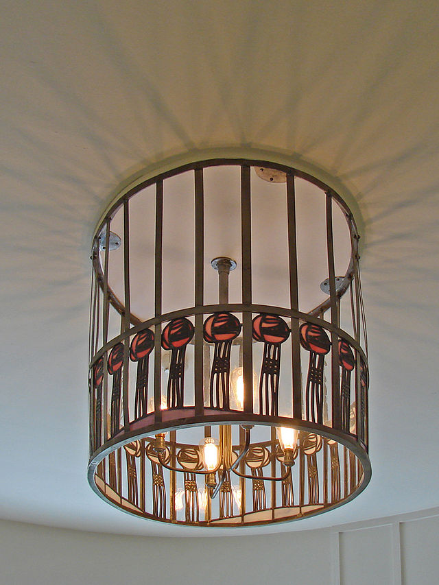 Le_luminaire_du_salon_ovale_(House_for_an_art_lover,_Glasgow)_(3811532836).jpg