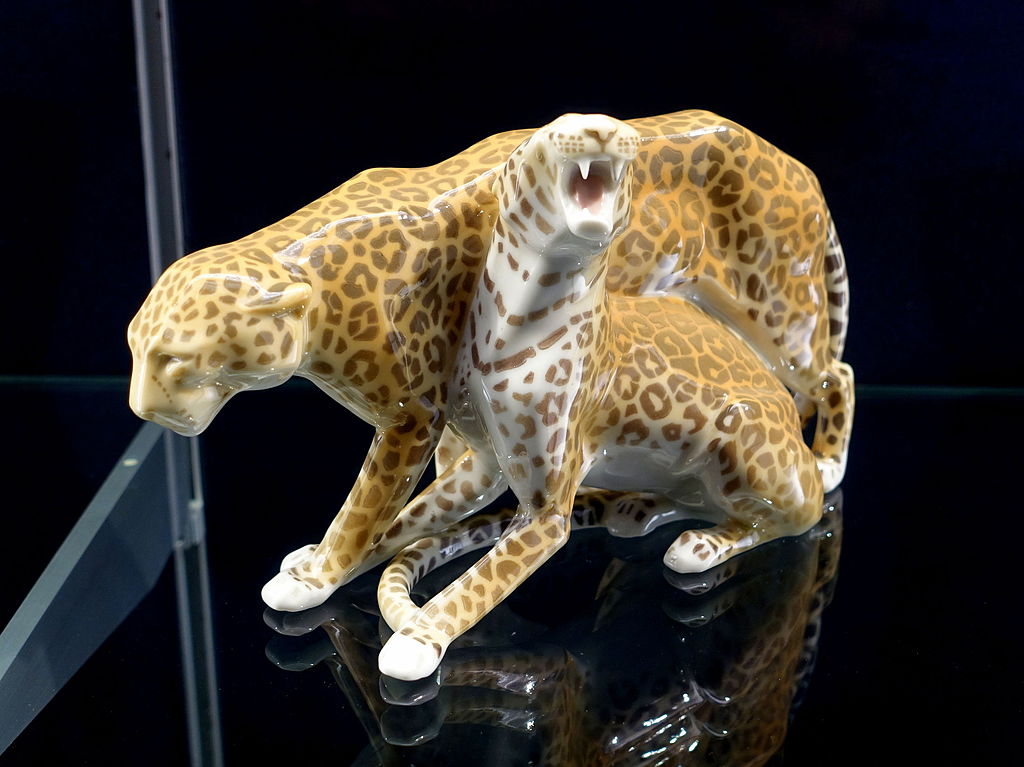 Leopard_group,_designed_by_Anton_Puchegger,_made_by_KPM_Berlin,_1909,_.JPG