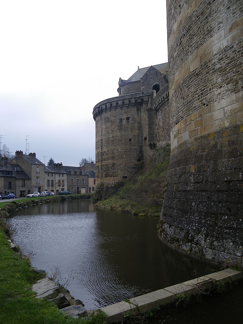 Les_remparts_du_chateau_de_fougeres_-_panoramio.jpg