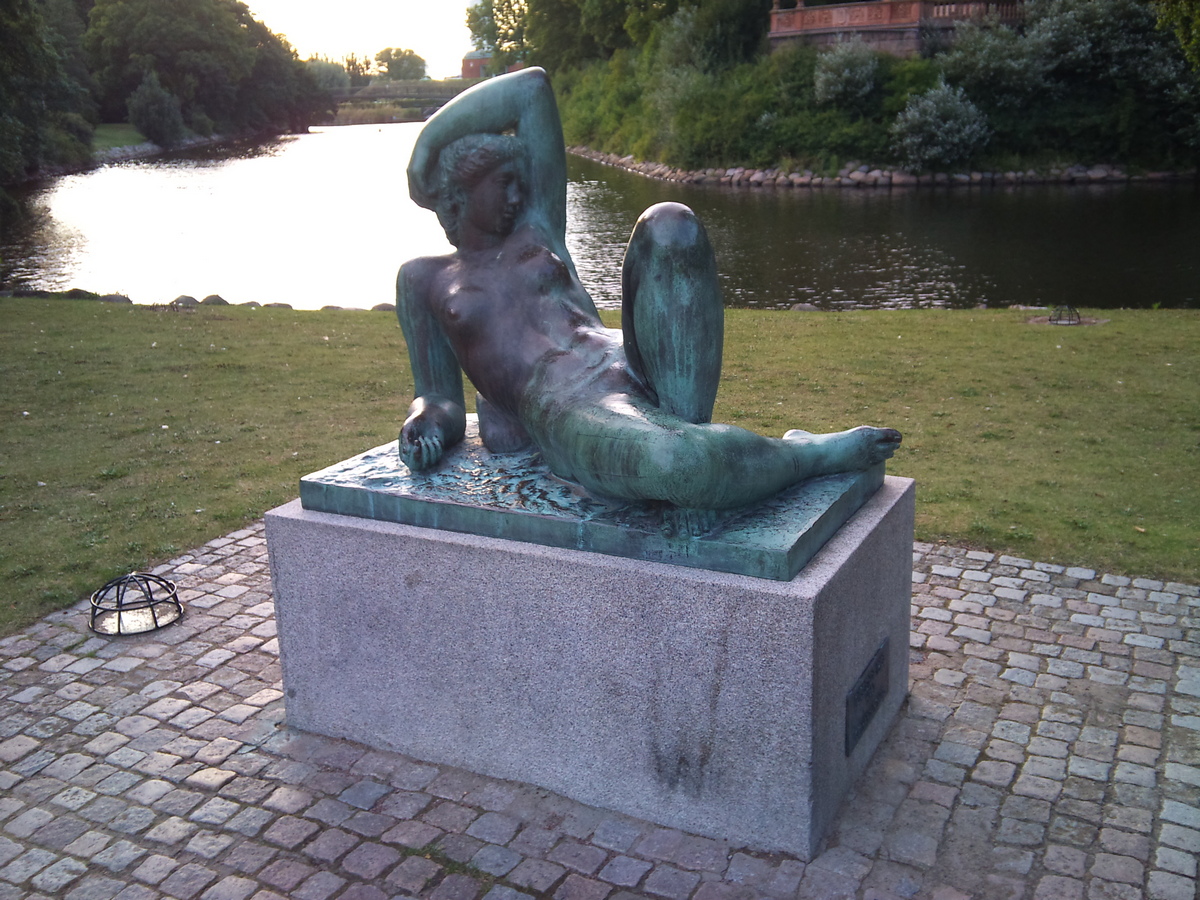 Liggende_pige_by_Gerhard_Henning,_sculptor.jpg