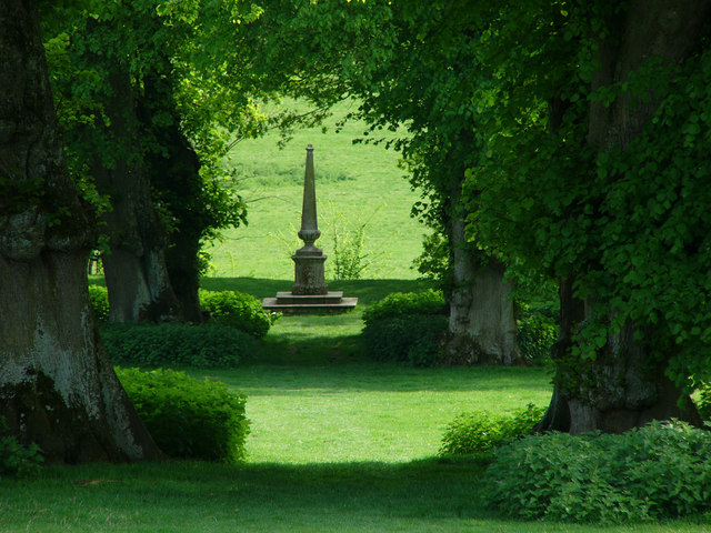 Lime_avenue_and_obelisk,_Hinton_Ampner_-_geograph.org.uk_-_796329.jpg