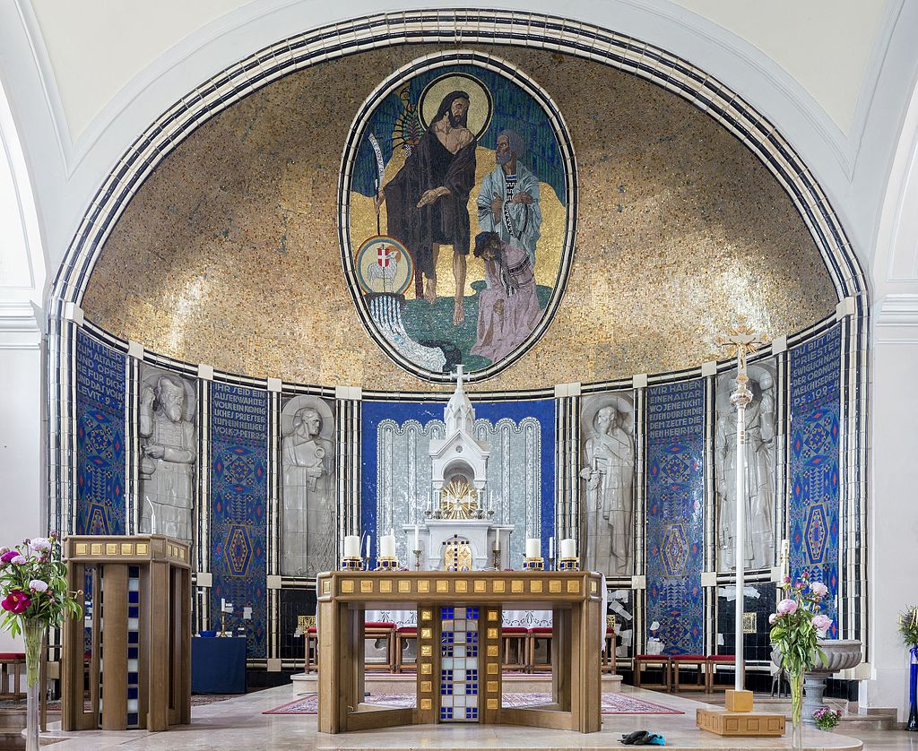 Linz_Ebelsberg_Kirche_Apsis_3.jpg