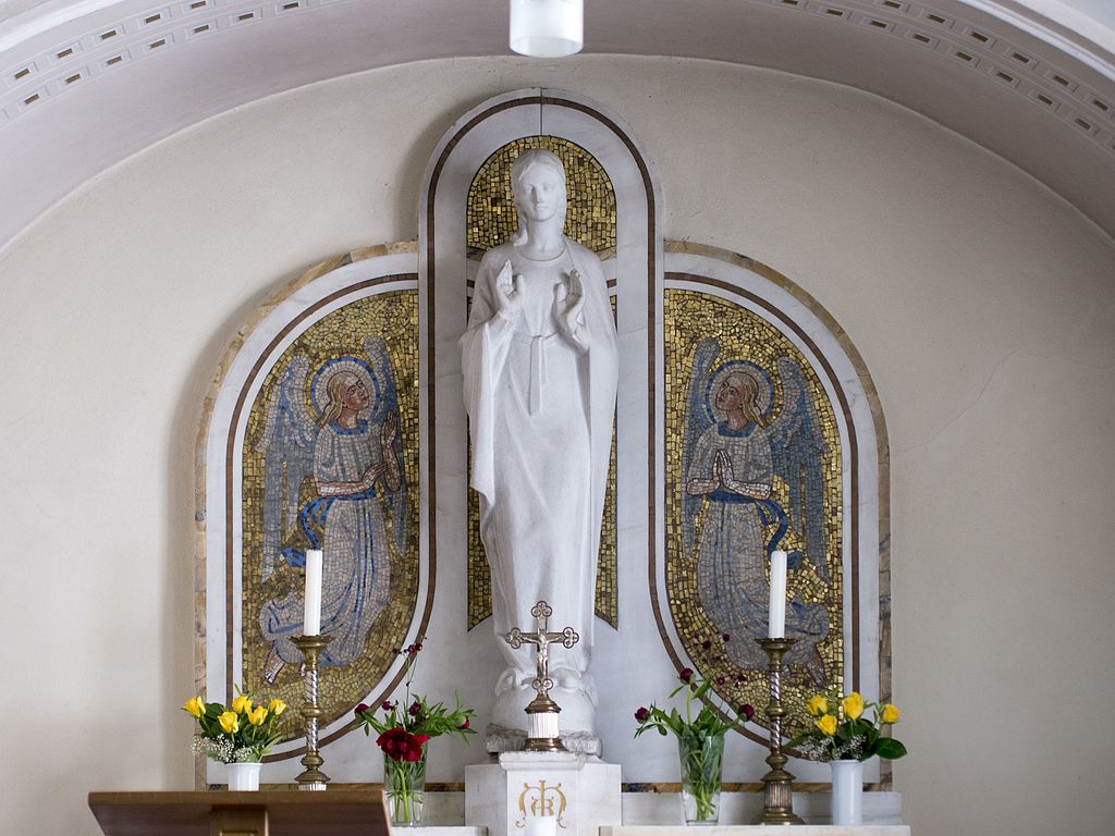 Linz_Ebelsberg_Kirche_Seitenaltar.jpg