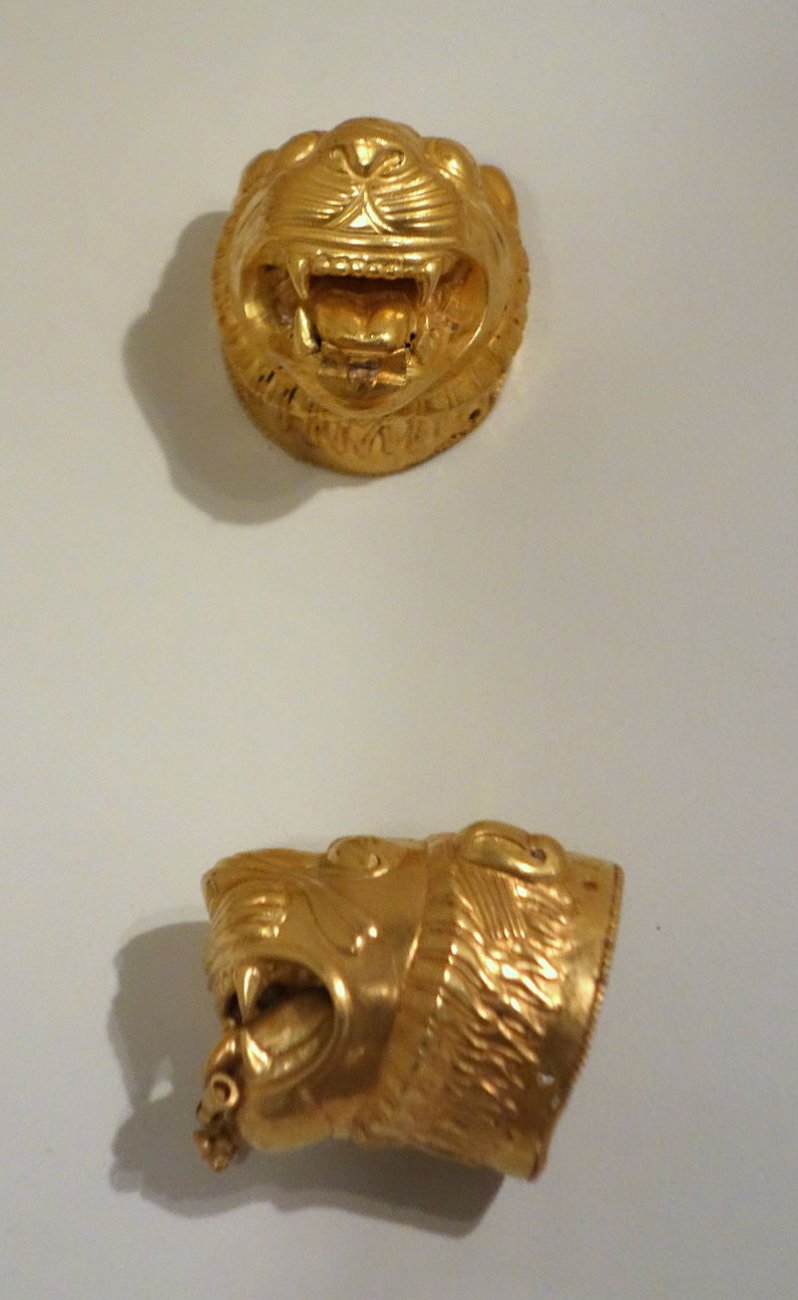 Lion-head_armlet_terminals,_Iran,_Achaemenid_period,_5th_or_4th_century_BC,_gold_-_.JPG