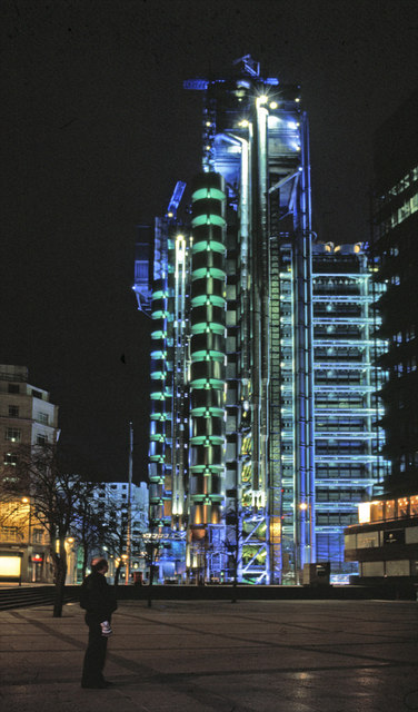 Lloyds_building,_London_at_night.jpg