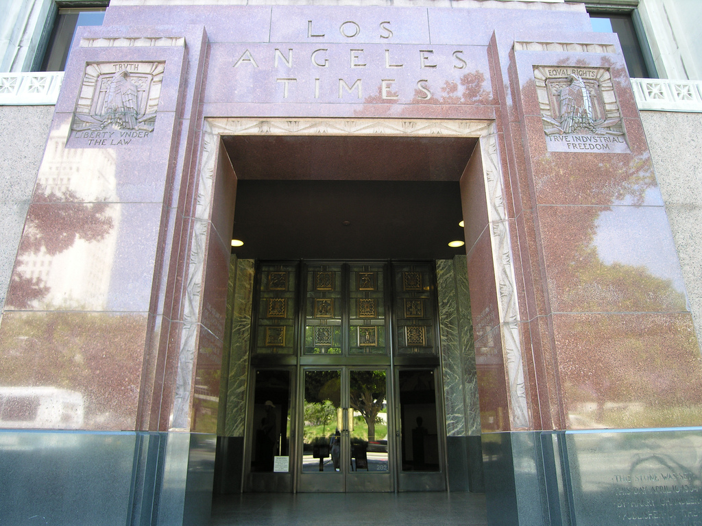 Los_Angeles_Times_building_entrance.jpg