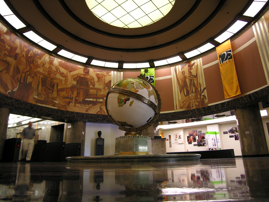 Los_Angeles_Times_interior_with_globe.jpg