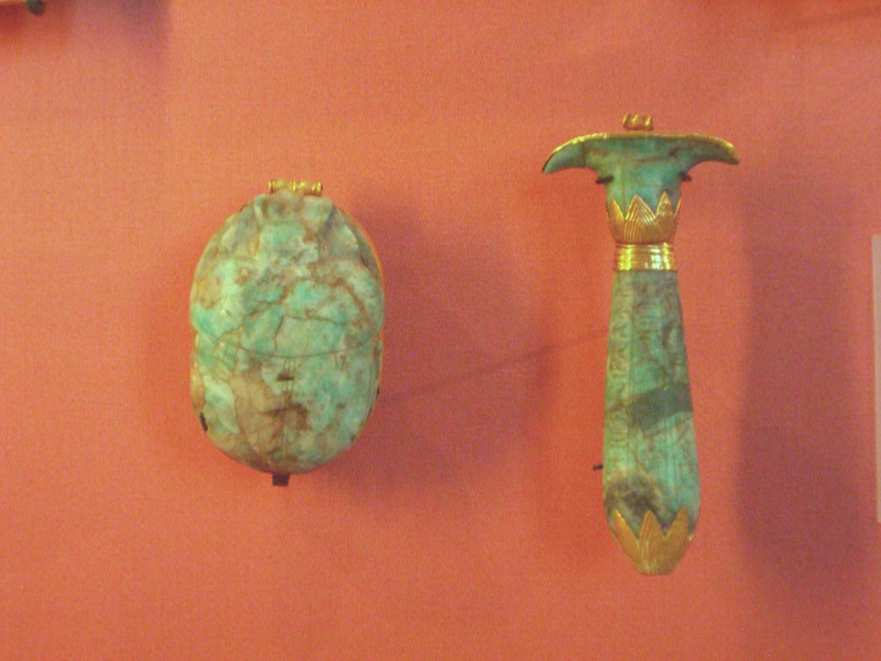 Louvre_-_amulettes_du_vizir_Paser.jpg