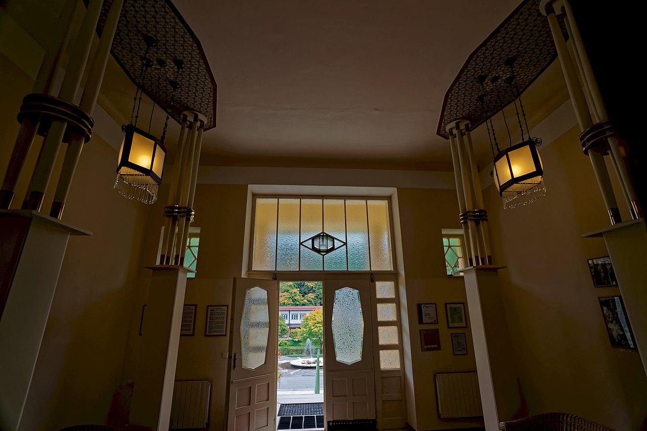 Luhačovice_-_Lázeňské_náměstí_-_Dům_Bedřicha_Smetany_-_Bedřich_Smetana_House_1908-.jpg
