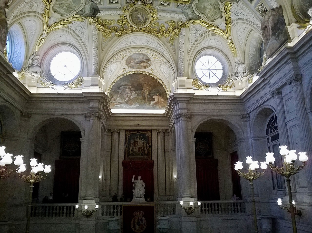 Madrid_Palacio_Real_De_Madrid_Grand_Escalier_Statue_-_panoramio.jpg