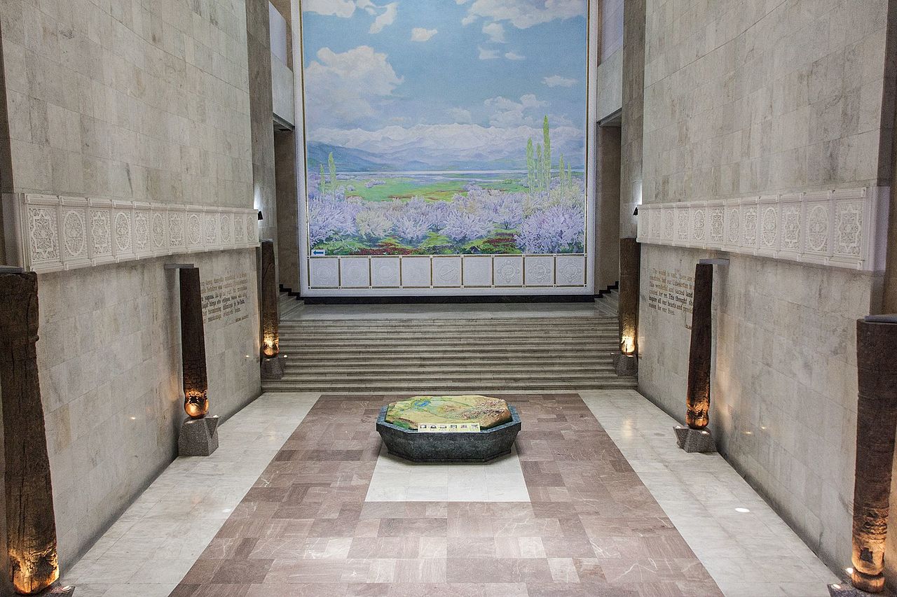 Main_entrance_of_Museum_of_History_of_Uzbekistan.jpg