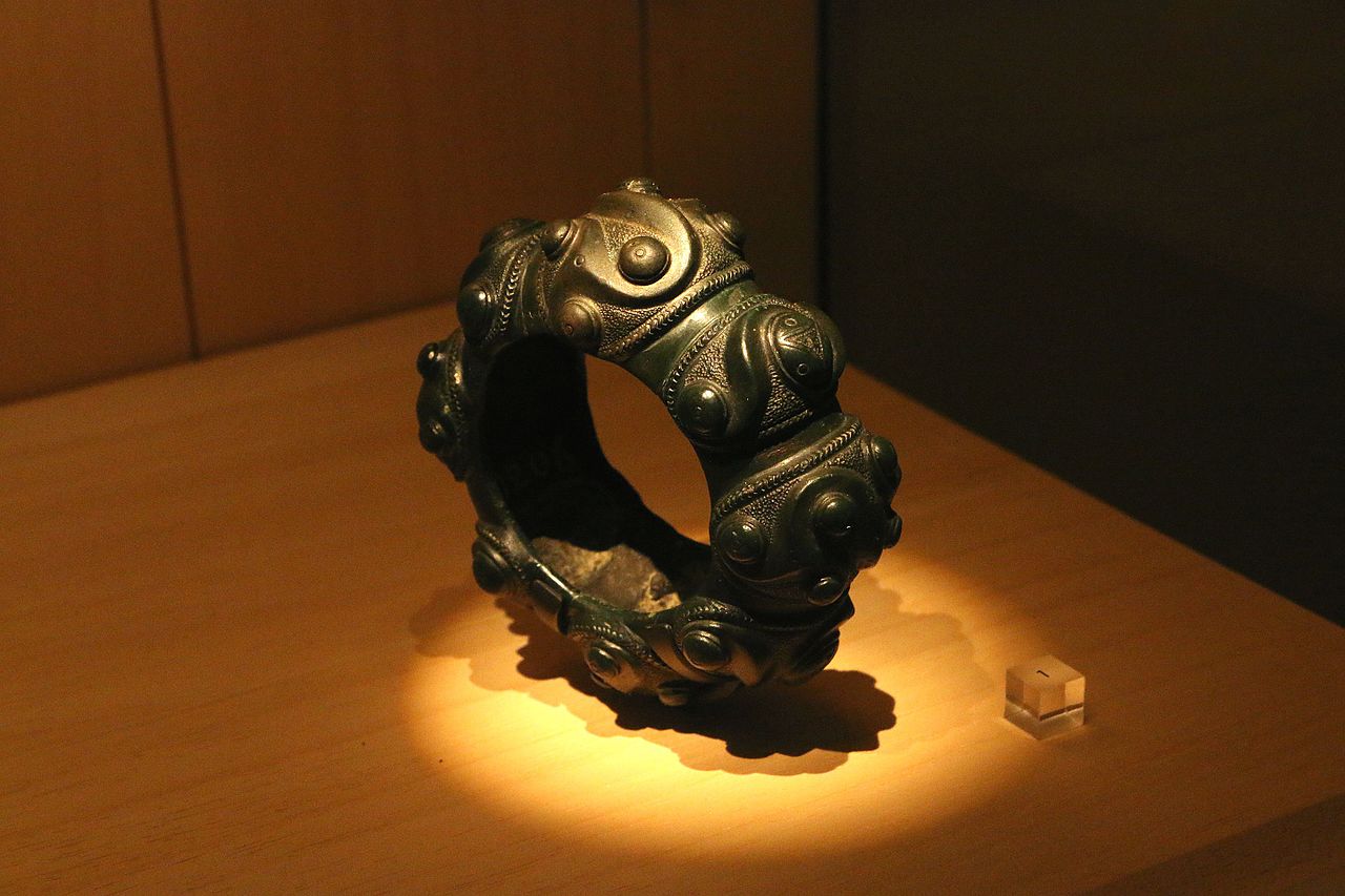 MAN_-_Bracelet_gaulois_a.jpg