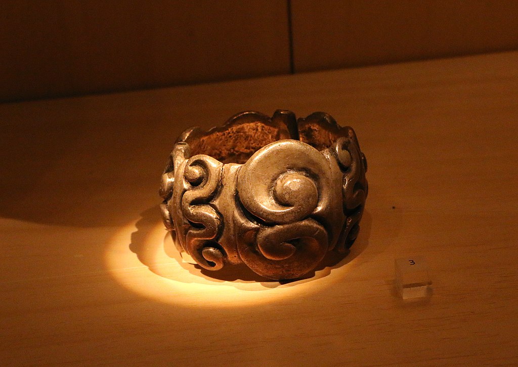 MAN_-_Bracelet_gaulois_en_argent_-_MAN89849.jpg