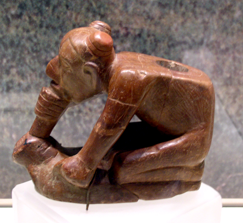 (Man_smoking_from_frog_pipe)_effigy_pipe_HRoe-2010.jpg