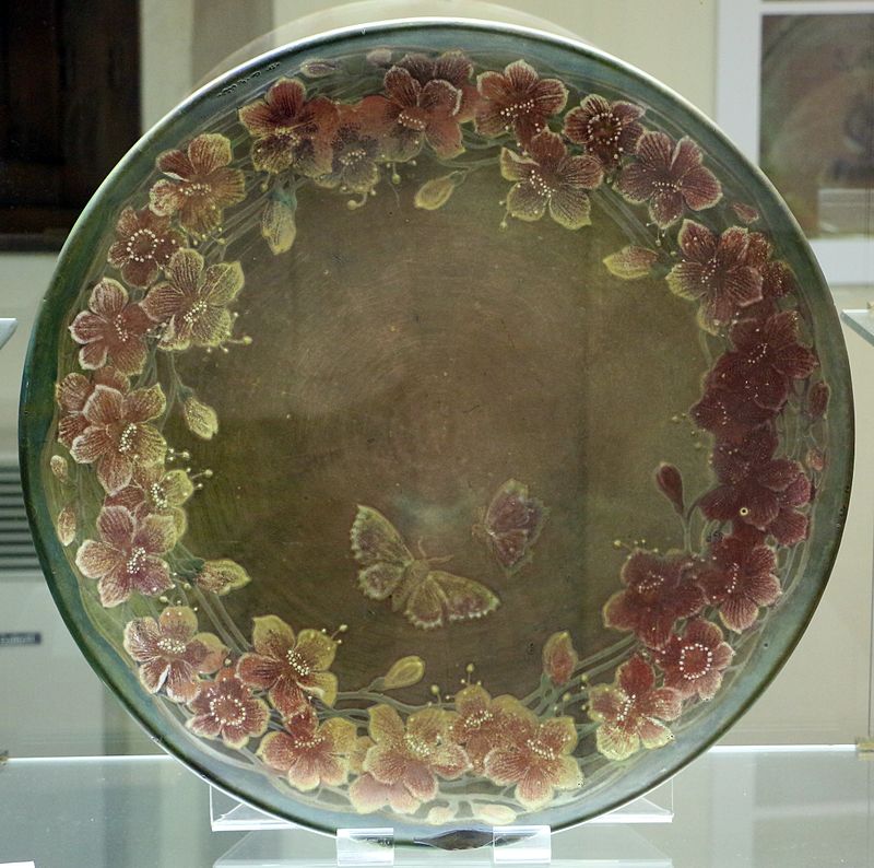 Manifattura_arte_della_ceramica,_piatto_con_fiori,_1900_ca._01.jpg