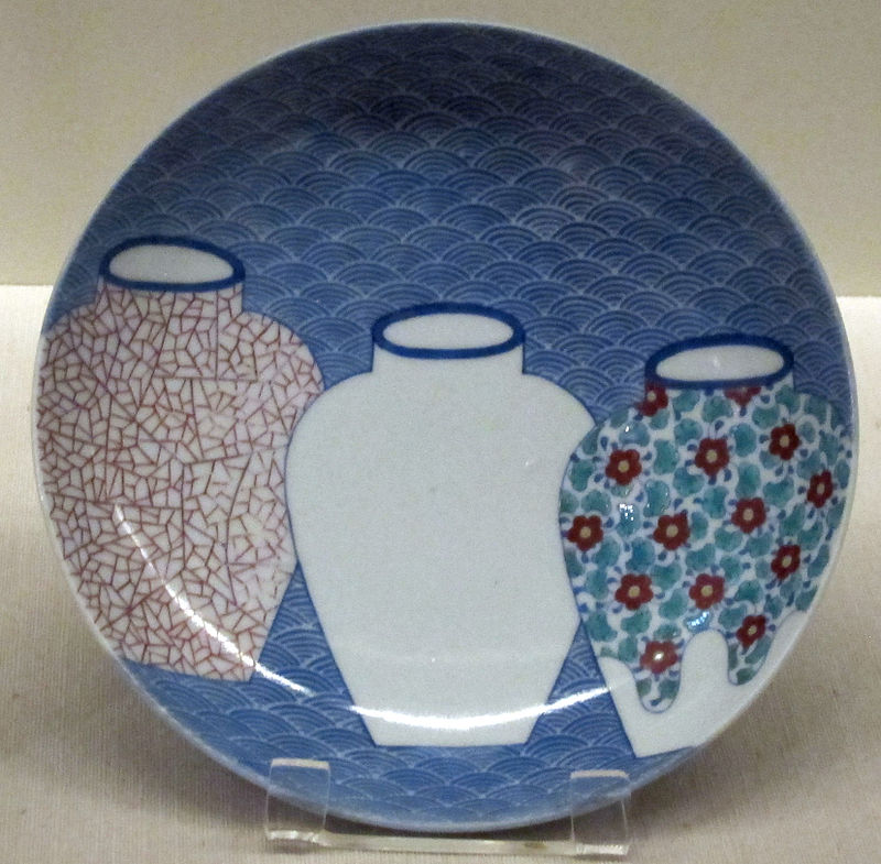Manifatture_di_nabeshima,_piatto_decorato_con_vasi,_1690-1720_ca..JPG