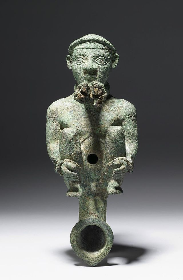 Meroitic_-_Oil_Lamp_with_Bound_Prisoner_-_Walters_541549.jpg