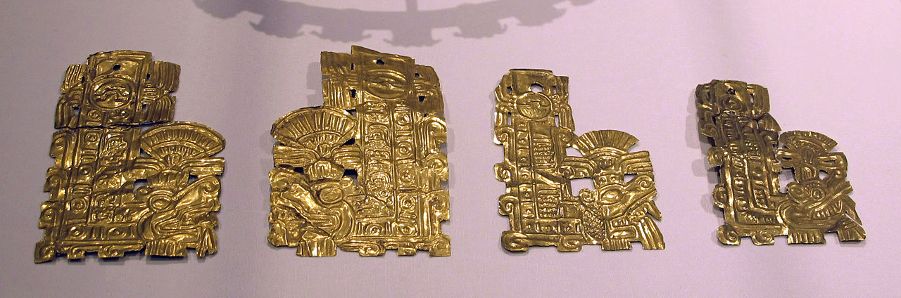 Messico,_toltechi-aztechi,_ornamenti_del_serpente_piumato,_XI-XV_sec,_oro_sbalzato.JPG