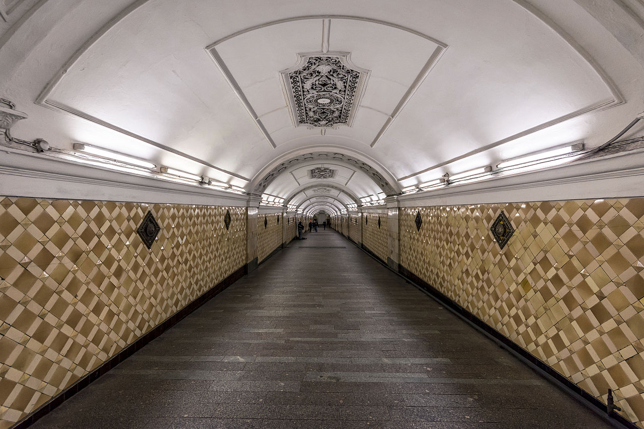 Metro_MSK_Transfer_Ploshchad_Revolyutsii_to_Teatralnaya.jpg