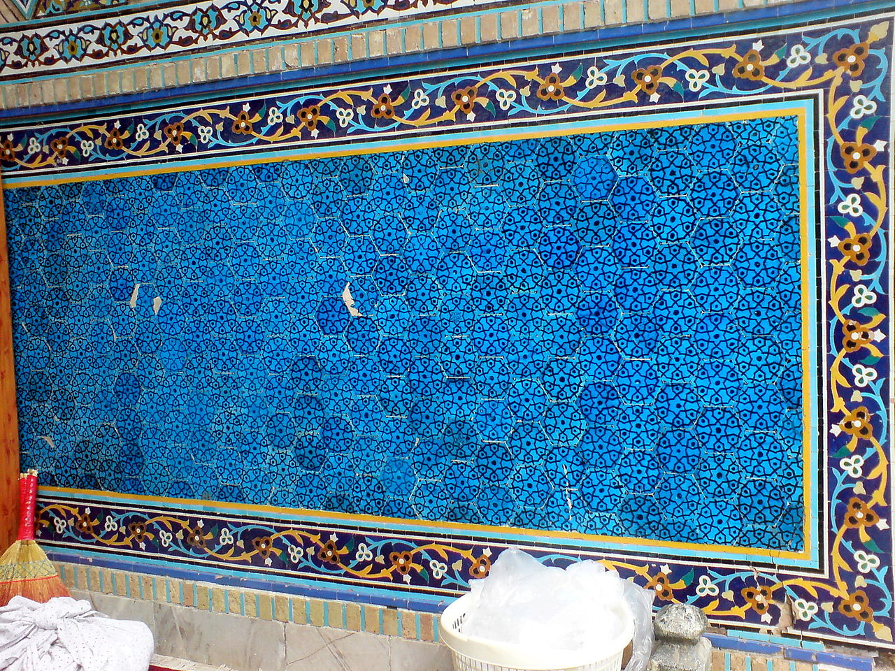 Middle_portico_of_Al-Mahruq_Mosque_-_Tiling_04.JPG