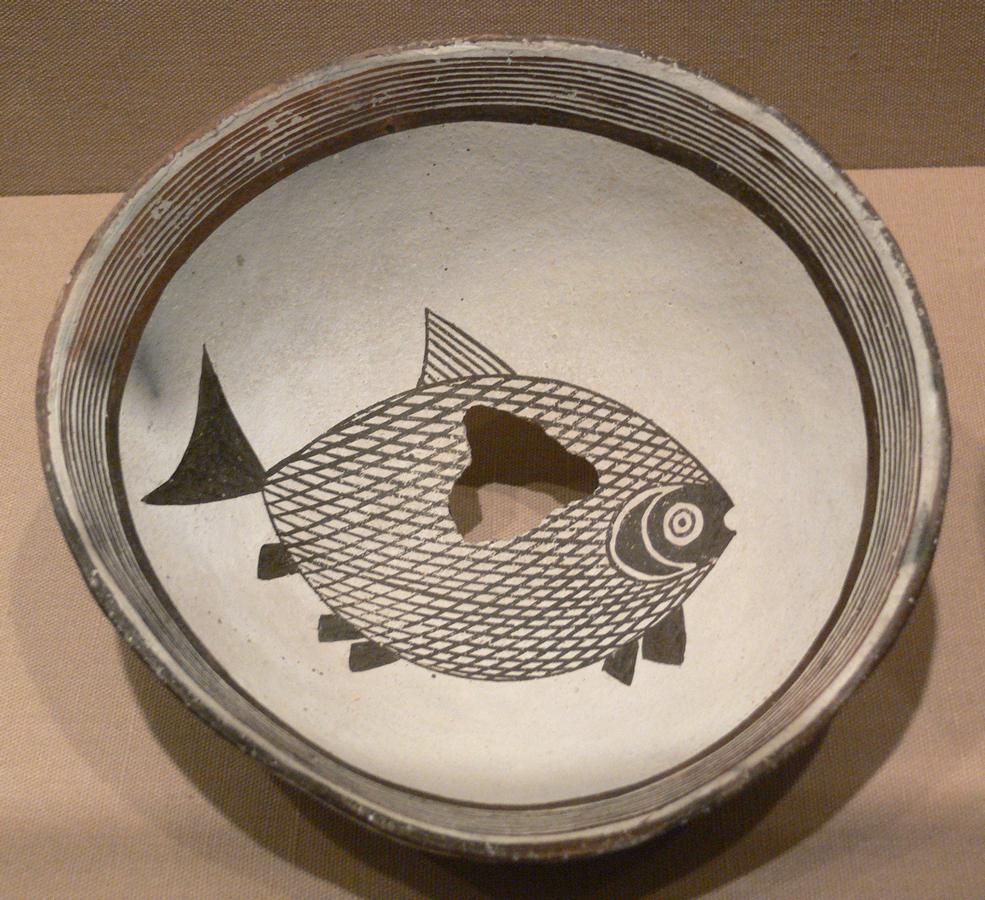Mimbres_Bowl_with_fish_DMA_1998-103-FA.jpg