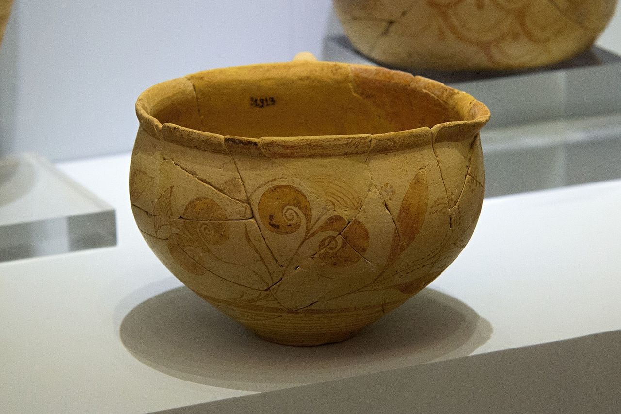 Minoan_pottery,_Crete,_AMH,_145115.jpg