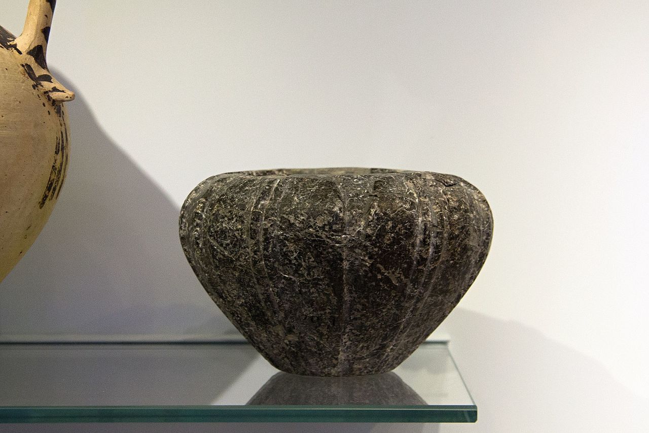 Minoan_stone_vessel,_Crete,_1500-1450_BC,_AMH,_145050.jpg