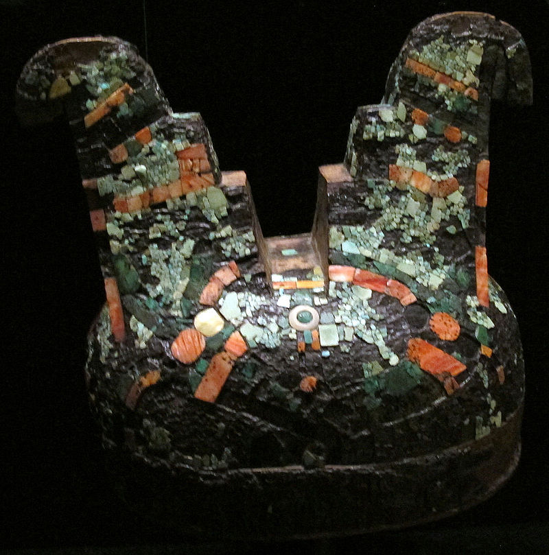 Mixtechi-aztechi,_elmo_di_legno_con_mosaici_in_conchiglia_e_turchese,_1400-1521_circa.JPG