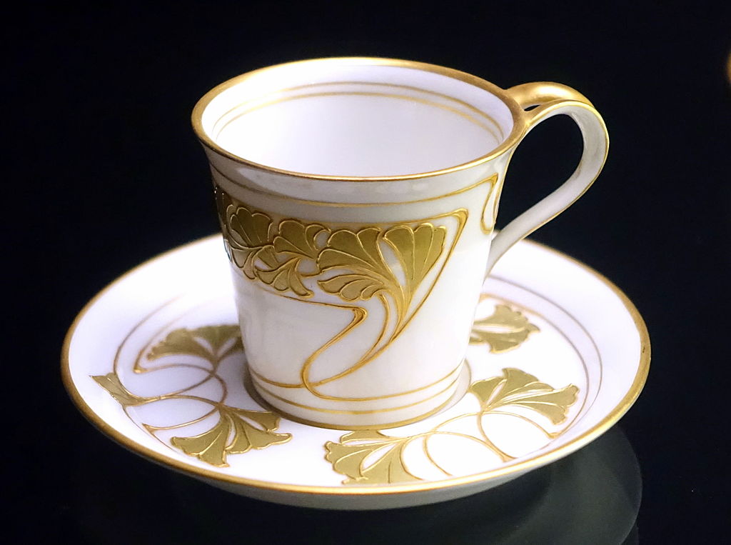 Mocha_cup,_designed_by_Adolf_Flad,_made_by_KPM_Berlin,_1902,_p.JPG