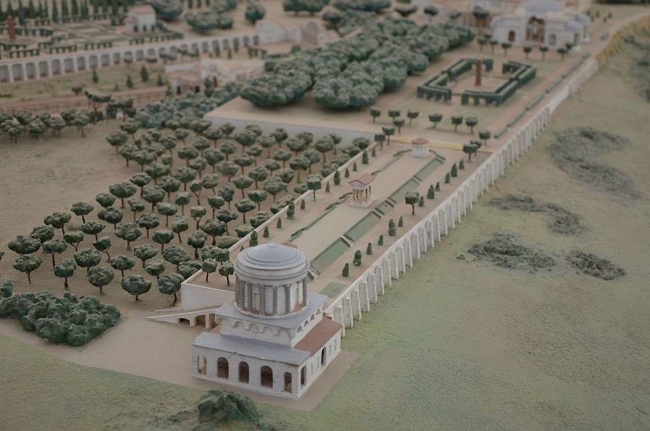 Model_of_Hadrian's_Villa_showing_the_Roccabruna_with_the_temple_of_the_upper_floor_(16220616192).jpg