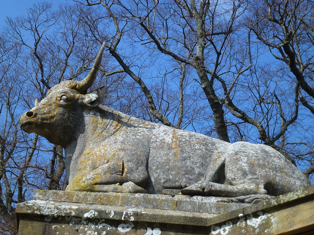 Monumental_bullock_in_the_grounds_of_Holkham_Hall,_Norfolk_(geograph_3394837).jpg