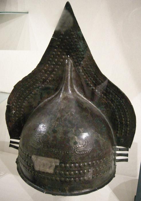 Museo_guarnacci,_tomba_del_guerriero_di_poggio_alle_croci,_elmo_crestato_02.JPG
