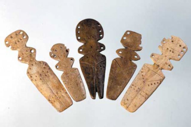Muzeul-Civilizatiei-Gumelnita-Figurine-din-os-Cultura-Gumelnita.jpg
