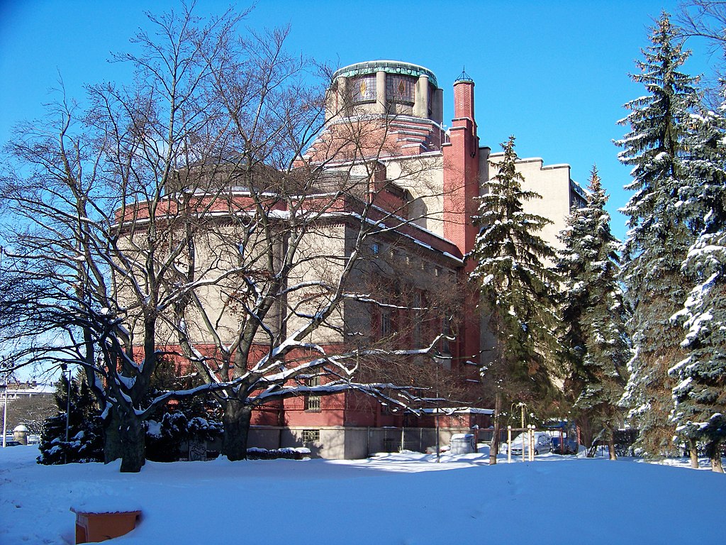 Muzeum_východních_Čech,_od_Palackého_a_Kotěrovy.jpg