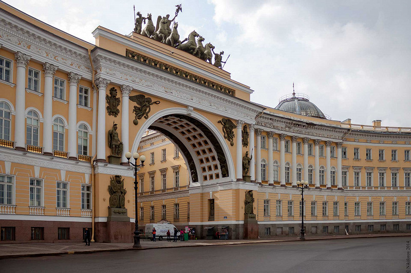na-primere-zdaniya-peterburgskogo-glavnogo-shtaba-s.jpg