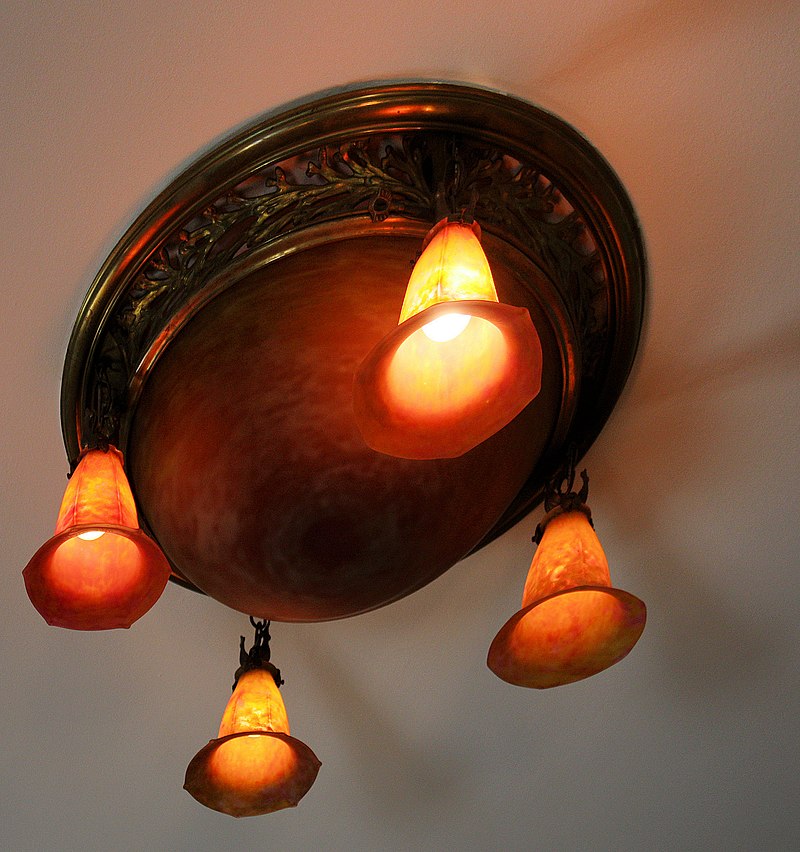 Nancy,_the_Villa_Majorelle,_ceiling_light_fixture.jpg