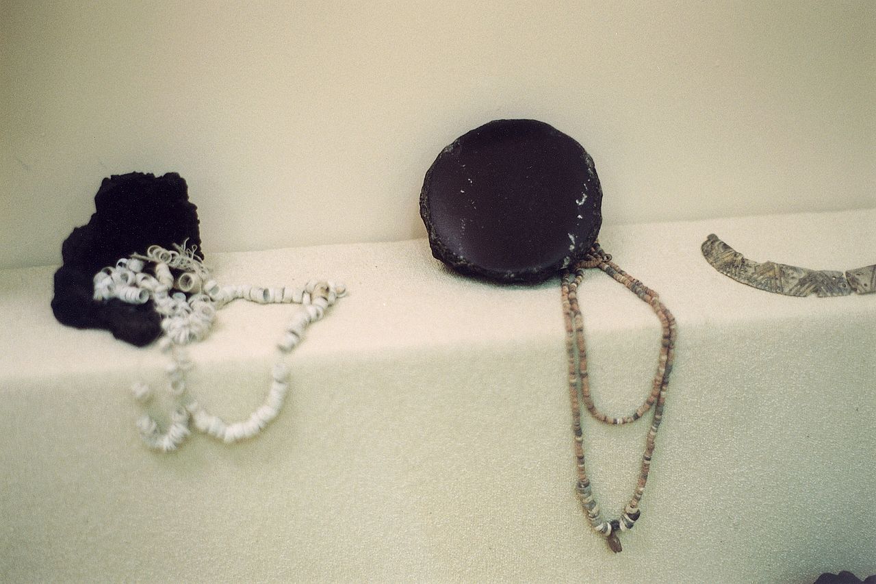 Neolithic_necklaces,_obsidian_mirror,_Çatalhöyük,_6000-5500_BC,_MACA,_99033.jpg
