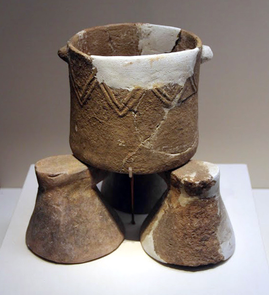 Neolithic_pottery_cauldron_&_supporting_legs,_Cishan_Culture,_Hebei,_1977.JPG