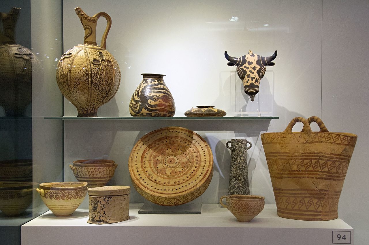 Neopalatial_pottery,_Crete,_AMH,_145205.jpg