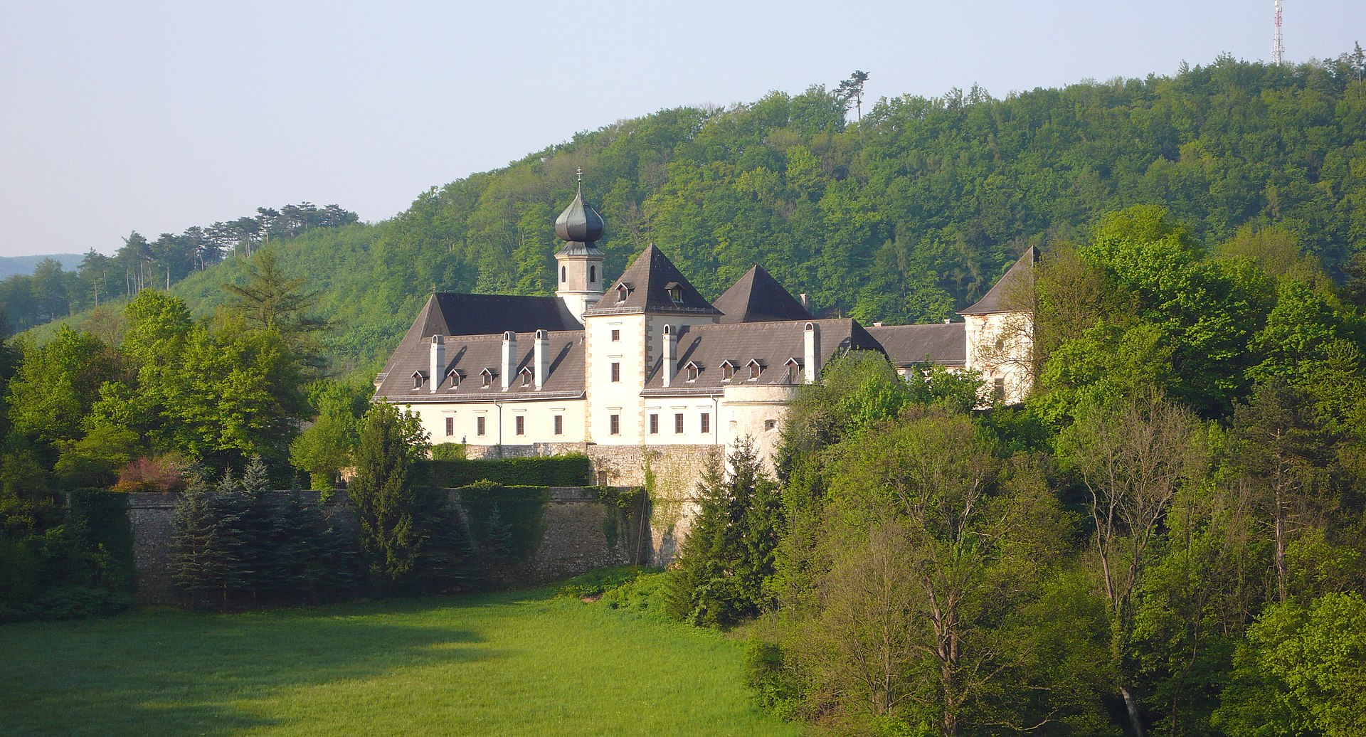 Neuhaus_in_Weissenbach_an_der_Triesting.jpg