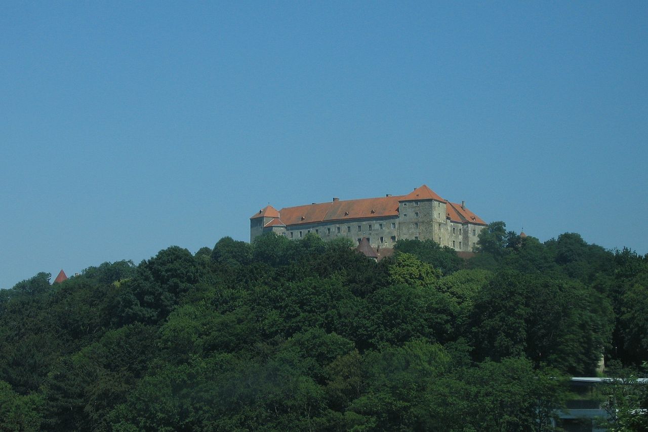 Neulengbach_Burg01_2008-06-22.jpg