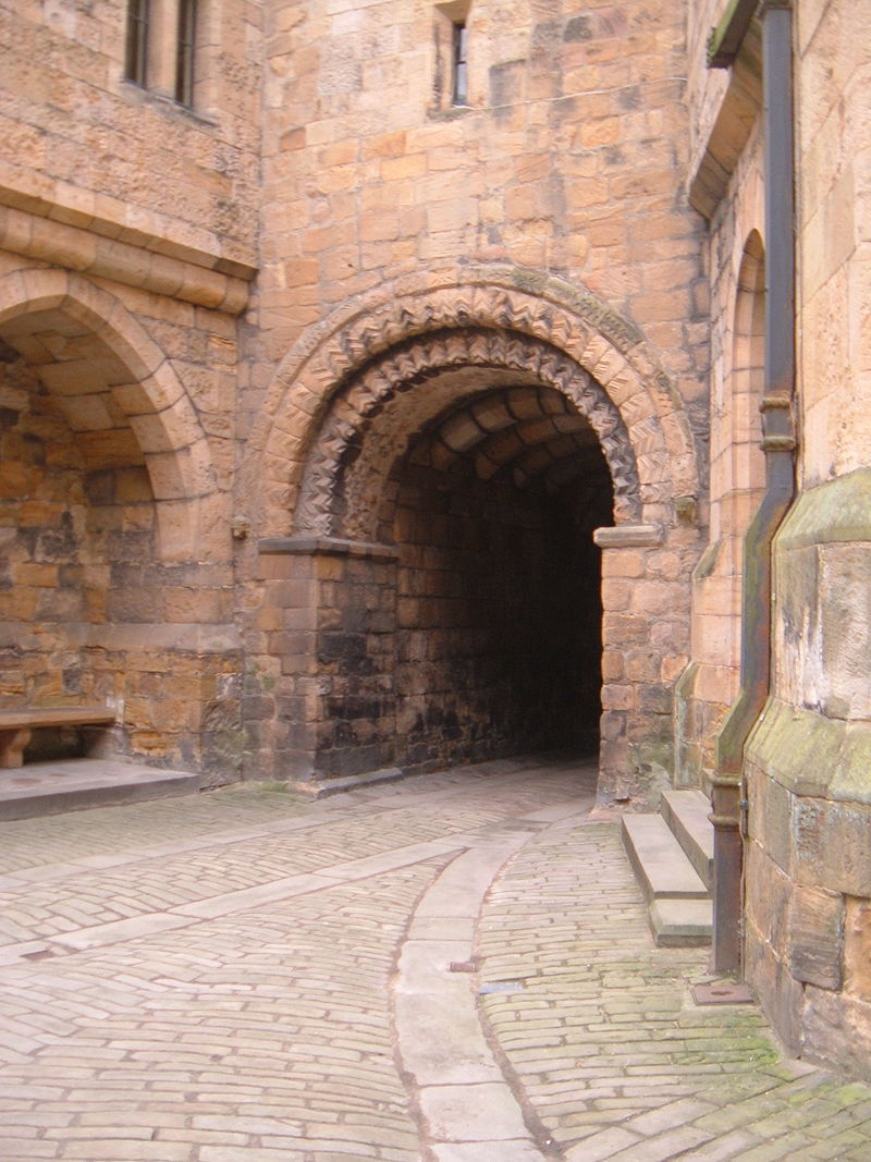 Norman_doorway,_Alnwick_Castle,_Northumberland_(4575260632).jpg