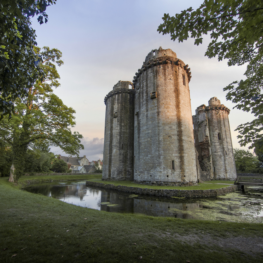 Nunney_Castle_at_duskп.jpg